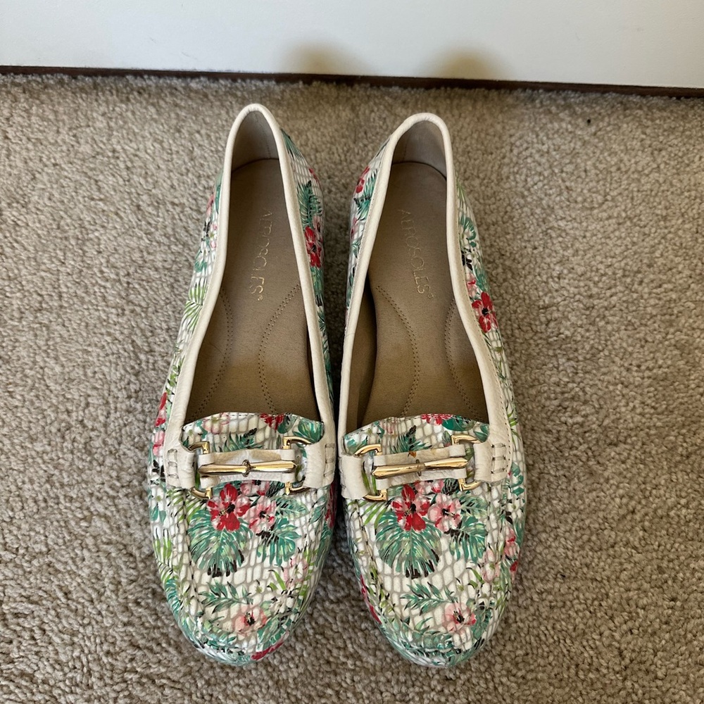 Aerosoles Floral “Snakeskin” Loafers with Gold Accent 8.5